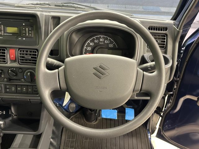 �C���e���A�ɍ��킹���f�U�C���̃X�e�A�����O�́A�^�]�������̂��Ƃ��l���A�^�]���₷���`��A�傫���ł��B�����x�A���ۂɐG���Ă��m���߂��������B