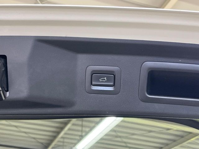 【パワーバックドア】スマートキーや運転席のボタンを押すだけでリアゲートが自動で開閉します!荷物を持っている時や、高い位置にあるバックドアを閉める際に便利な機能です♪