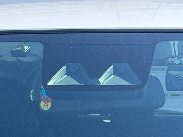 【スマートアシスト】走行中に前方の車両等を認識し、衝突しそうな時は警報とブレーキで衝突回避と被害軽減をアシスト。より安全にドライブをお楽しみいただけます。