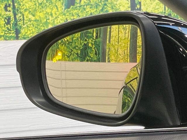 【ブラインドスポットモニター】走行中、ドアミラーの死角になりやすい箇所に後続車が接近するとサイドミラーのレンズに警告を表示!ドライバーに注意喚起をしてくれます。