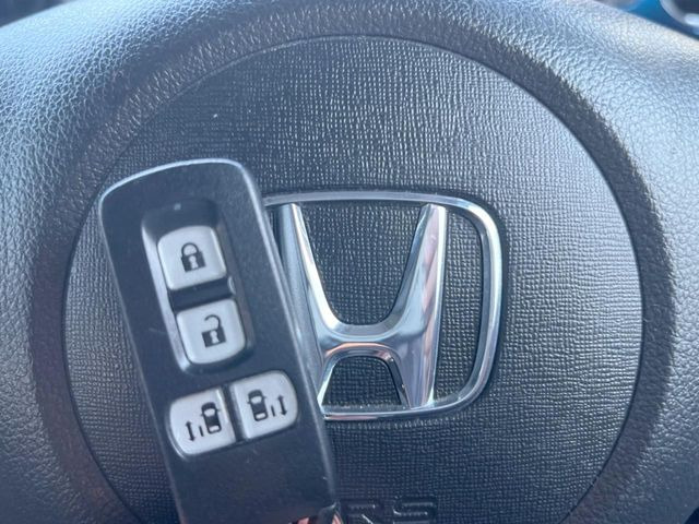 【Hondaスマートキー】カバンやポケットに入れたままでもドアの施錠・解錠が可能なスマートキーを装備。エンジンのオン・オフ時もカギを取り出す必要が無いからとっても便利です♪