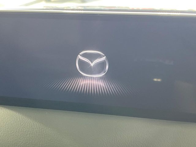 【10.25インチマツダコネクト】車内の雰囲気にマッチした大型ディスプレイ。スマホ接続でのナビ使用やBluetooth再生等、様々な機能が楽しめます。直感的なダイヤル操作が可能で、使い勝手も良好です。