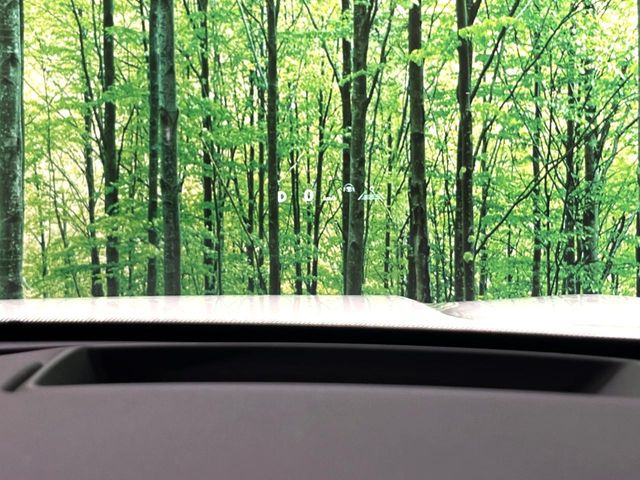 【ヘッドアップディスプレイ】現在の速度や走行情報をデジタル表示で運転席前方のガラスに投影!運転中、目線をずらさず必要な情報を確認できるのでとっても便利で安心!