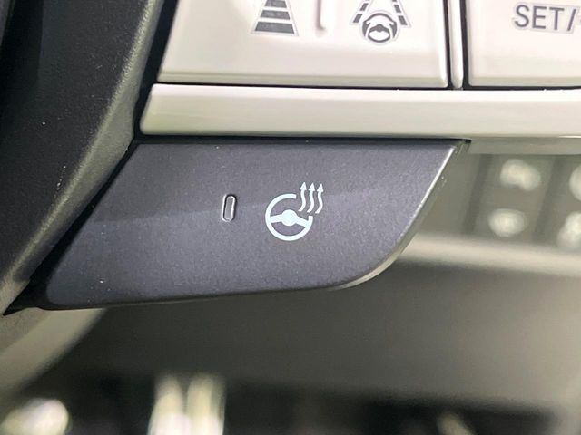 【ステアリングヒーター】冬場に冷たくなりやすい革巻きステアリングを、スイッチ一つで素早く適温に!エアコンよりも早く温まってくれるので、寒い日の運転も快適になりますね♪