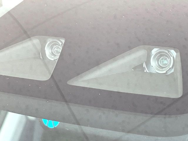 【スマートアシスト】走行中に前方の車両等を認識し、衝突しそうな時は警報とブレーキで衝突回避と被害軽減をアシスト。より安全にドライブをお楽しみいただけます。