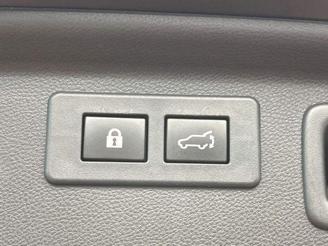 【パワーバックドア】スマートキーや運転席のボタンを押すだけでリアゲートが自動で開閉します!荷物を持っている時や、高い位置にあるバックドアを閉める際に便利な機能です♪