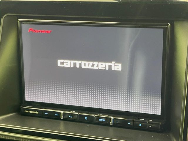 【大画面ナビ】人気の大型8インチナビを装備。存在感のある大画面はインパクト大!ナビ利用時のマップ表示は見やすく、テレビやDVDは臨場感がアップ!いつものドライブがグッと楽しくなります♪