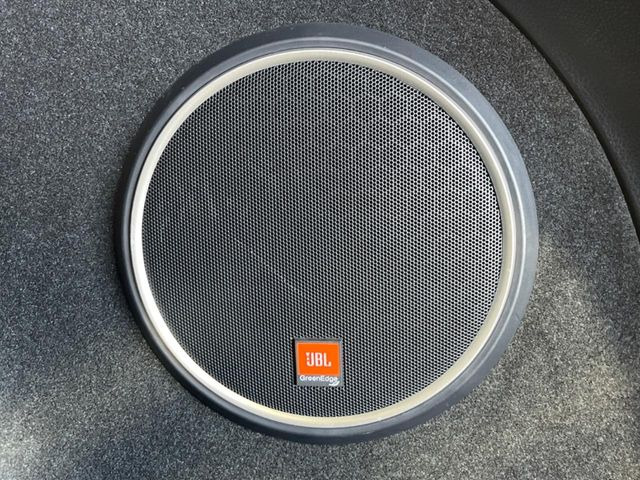 【JBLサウンドシステム】メーカーオプションの高品位サウンドシステムを搭載。専用のチューニングが施された大小様々なスピーカーから良品なサウンドシステムが奏でられ、臨場感あふれる音響空間を演出します。