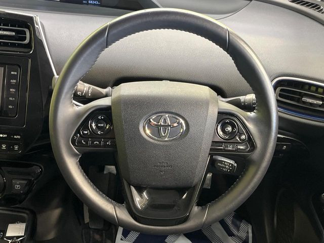 【純正革巻きステアリング】上質な革を使用することで、手にしっかり馴染みとても運転しやすいハンドルです♪