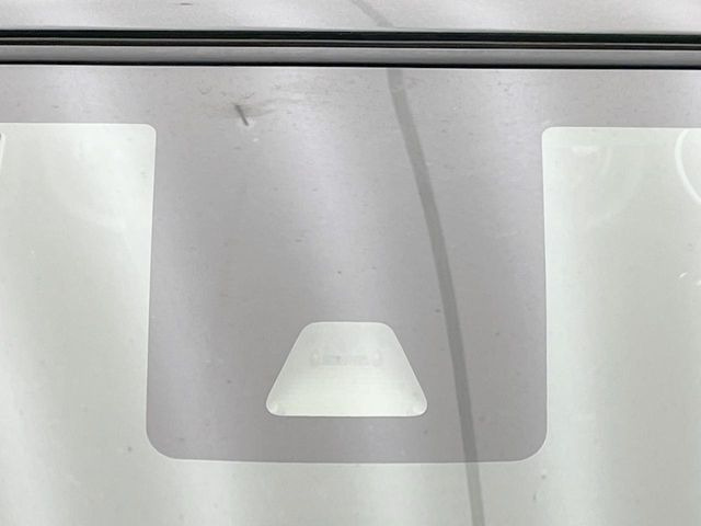 【スマートアシスト】走行中に前方の車両等を認識し、衝突しそうな時は警報とブレーキで衝突回避と被害軽減をアシスト。より安全にドライブをお楽しみいただけます。