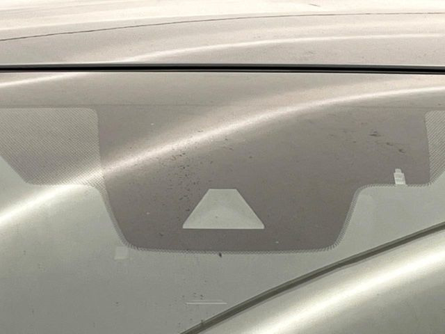 【プリクラッシュセーフティ】前方の車両等を検知し、衝突しそうな時は警報で注意を促し、ブレーキを踏む力をサポート。ブレーキを踏めなかった場合は衝突被害軽減ブレーキが作動、衝突回避をサポートします。