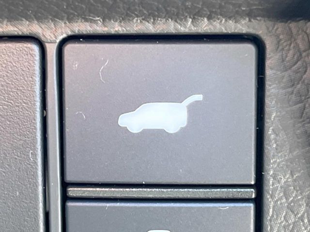 【パワーバックドア】スマートキーや運転席のボタンを押すだけでリアゲートが自動で開閉します!荷物を持っている時や、高い位置にあるバックドアを閉める際に便利な機能です♪