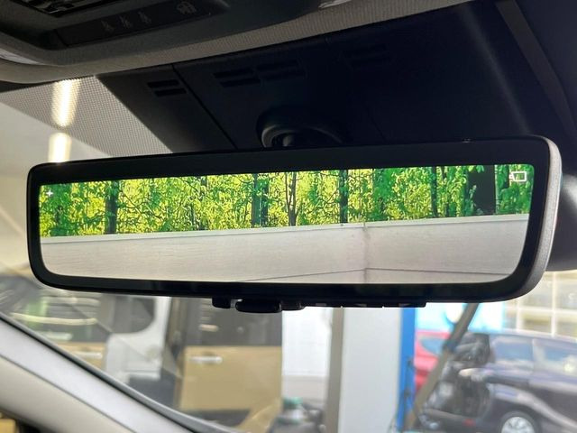 【デジタルインナーミラー】後席の大きな荷物や同乗者で後方が確認しづらい時でも安心!カメラが撮影した車両後方の映像をルームミラー内に表示。クリアな視界で状況の確認が可能です!