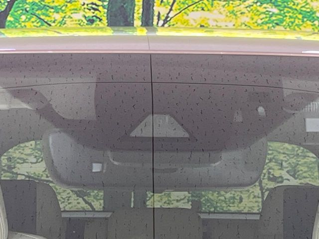 【プリクラッシュセーフティ】前方の車両等を検知し、衝突しそうな時は警報で注意を促し、ブレーキを踏む力をサポート。ブレーキを踏めなかった場合は衝突被害軽減ブレーキが作動、衝突回避をサポートします。