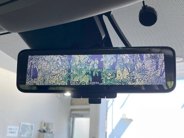 【インテリジェントルームミラー】後席の大きな荷物や同乗者で後方が確認しづらい時でも安心!カメラが撮影した車両後方の映像をルームミラー内に表示。クリアな視界で状況の確認が可能です!