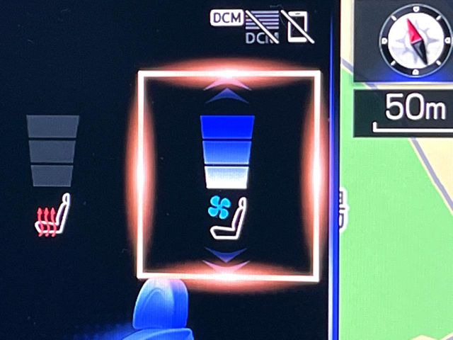 【シートヒーター&ベンチレーション】夏場は涼しい風でお尻や背中の熱やムレを防ぎ、冬はエアコンよりも早く温まってポカポカに!季節を問わず快適に過ごせます。