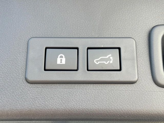 【パワーバックドア】スマートキーや運転席のボタンを押すだけでリアゲートが自動で開閉します!荷物を持っている時や、高い位置にあるバックドアを閉める際に便利な機能です♪
