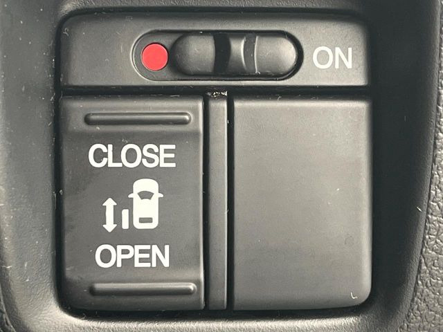 【パワースライドドア】スマートキーや運転席のスイッチでスライドドアの開閉が可能♪電動だから力を入れてドアを開ける必要が無く、小さいお子様でも、重い荷物を持っている時もラクに開け閉めできます♪