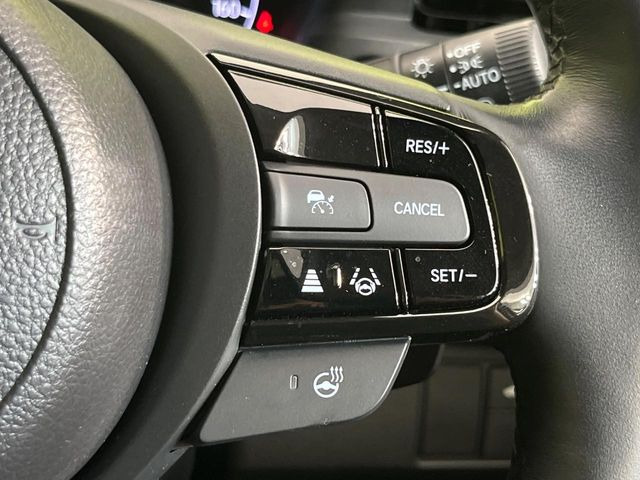 【アダプティブクルーズコントロール】高速道路での長距離走行が楽に!!自動で速度を保つクルーズコントロールが、衝突軽減システムと連携し、前方の車両を感知して車間を保つように速度調節してくれます!!