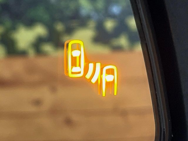 【ブラインドスポットモニター】走行中、ドアミラーの死角になりやすい箇所に後続車が接近するとサイドミラーのレンズに警告を表示!ドライバーに注意喚起をしてくれます。