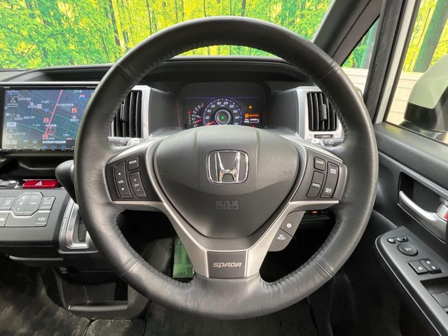 インテリアに合わせたデザインのステアリングは、運転される方のことも考え、運転しやすい形状、大きさです。是非一度、実際に触ってお確かめください。