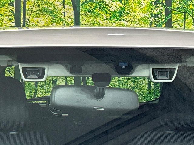 【アイサイトVer2】前方の車両等を検知し、衝突しそうな時は警報で注意を促し、ブレーキを踏む力をサポート。ブレーキを踏めなかった場合は衝突被害軽減ブレーキが作動、衝突回避をサポートします。