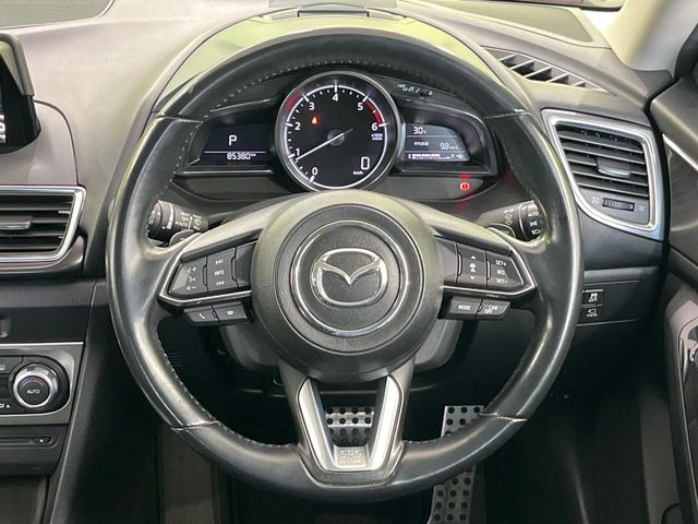 インテリアに合わせたデザインのステアリングは、運転される方のことも考え、運転しやすい形状、大きさです。是非一度、実際に触ってお確かめください。