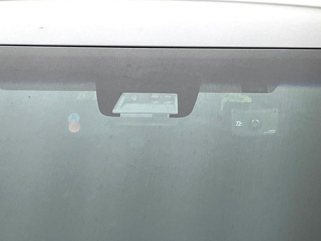 【プリクラッシュセーフティ】前方の車両等を検知し、衝突しそうな時は警報で注意を促し、ブレーキを踏む力をサポート。ブレーキを踏めなかった場合は衝突被害軽減ブレーキが作動、衝突回避をサポートします。