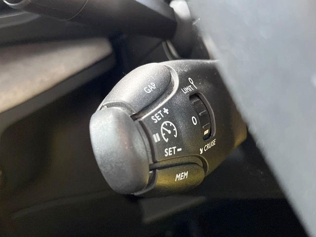 ●レーダークルーズコントロール:前の車との車間距離を一定にとりつつ、一定速度で自動走行してくれる次世代のクルーズコントロール!主に高速道路や自動車専用道路で使用する便利な機能です!