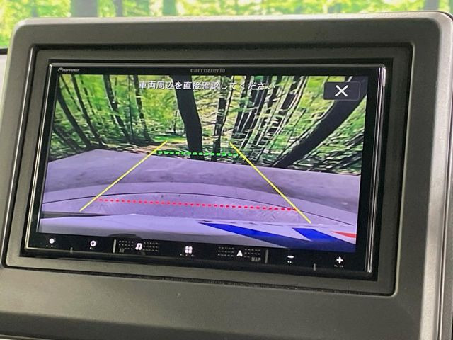 【バックカメラ】駐車時に後方がリアルタイム映像で確認できます。大型商業施設や立体駐車場での駐車時や、夜間のバック時に大活躍!運転スキルに関わらず、今や必須となった装備のひとつです!