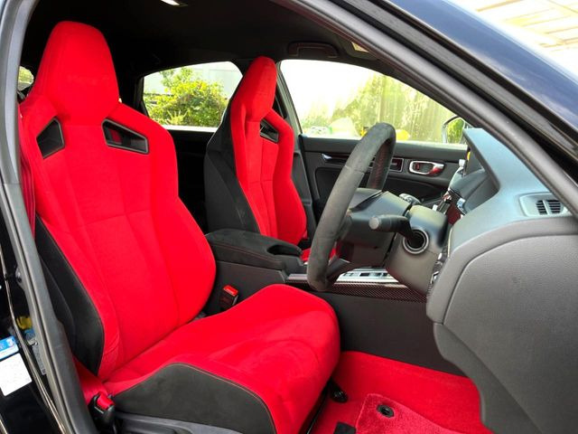 【専用スポーツシート】ホールド性に優れ、カーブ時の体が流れを抑制してくれます。また、体にフィットするから腰や背中が疲れにくく、ロングドライブや高速走行でも快適にお過ごしいただけます♪