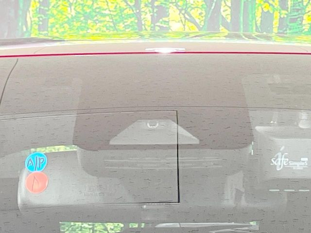 【プリクラッシュセーフティ】前方の車両等を検知し、衝突しそうな時は警報で注意を促し、ブレーキを踏む力をサポート。ブレーキを踏めなかった場合は衝突被害軽減ブレーキが作動、衝突回避をサポートします。
