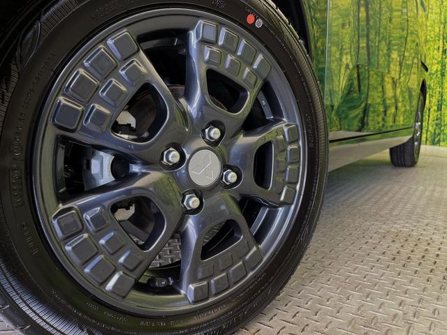 �y�����A���~�z�C�[���z�O�ςɃ}�b�`���������A���~�z�C�[���𑕒����Ă���܂��B�e��ЊO�A���~�z�C�[����A�X�^�b�h���X�^�C�����戵�����Ă���܂��B���񂲑��k����������