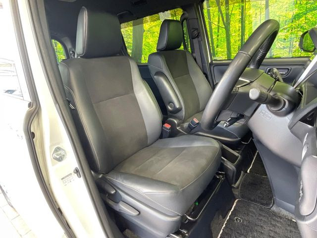 運転席シート廻りは使用感も少なく、良好な状態となっています。丁寧に使われていたことがよくわかりますね。