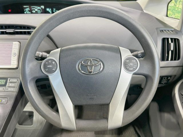 インテリアに合わせたデザインのステアリングは、運転される方のことも考え、運転しやすい形状、大きさです。是非一度、実際に触ってお確かめください。