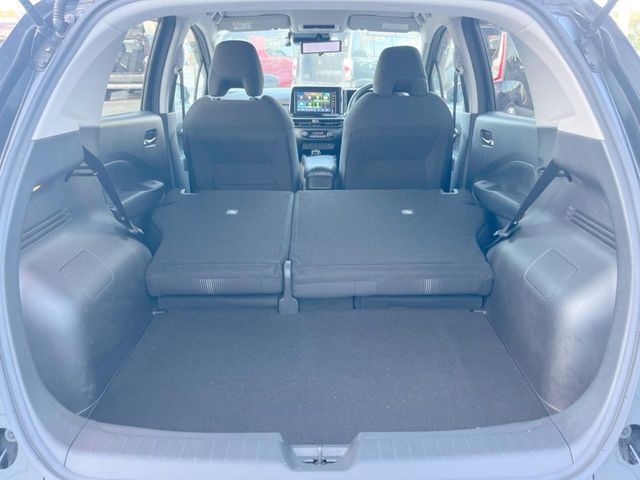 普段のお買い物や通勤、送迎等に十分な荷室スペースを確保しております。セカンドシートを倒すと、大きな荷物の積載も可能です♪