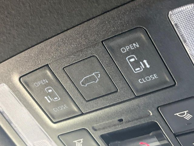 【両側パワースライドドア】スマートキーや運転席のスイッチで後席両側スライドドアの開閉が可能♪電動だから力を入れてドアを開ける必要が無く、小さなお子様でも簡単に開け閉めでき快適です♪