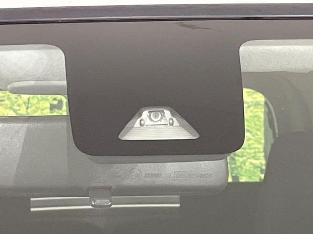 【スマートアシスト】走行中に前方の車両等を認識し、衝突しそうな時は警報とブレーキで衝突回避と被害軽減をアシスト。より安全にドライブをお楽しみいただけます。