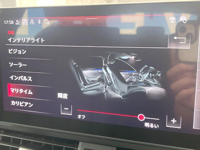 ●アンビエントライト(メーカーオプション):車内の間接照明はその日、その時の気分に合わせて色を変えることができます
