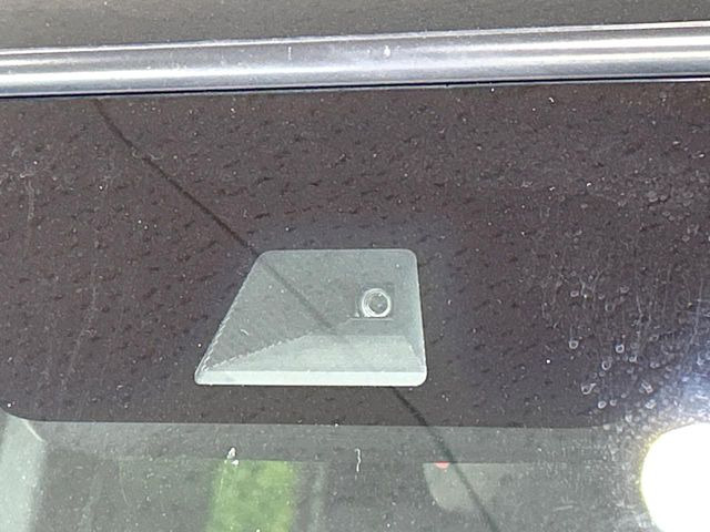 【ホンダセンシング】走行中に前方の車両等を認識し、衝突しそうな時は警報とブレーキで衝突回避と被害軽減をアシスト。より安全にドライブをお楽しみいただけます。