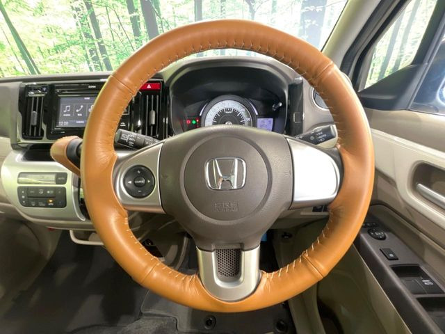 インテリアに合わせたデザインのステアリングは、運転される方のことも考え、運転しやすい形状、大きさです。是非一度、実際に触ってお確かめください。