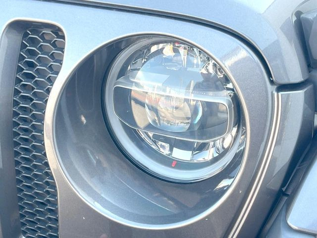 ●LEDヘッドライト:夜間走行時も良好な視界を確保し安心して運転できる高輝度LEDヘッドライトを装備!点灯速度が早く、消費電力も抑えられています。