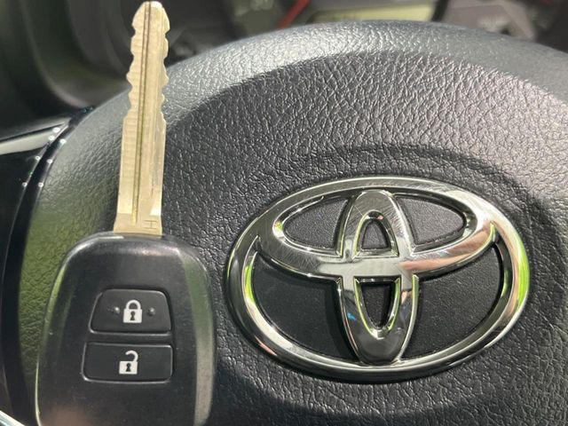 【キーレス】少し離れた場所からでもボタン一つでドアの開錠・施錠ができるのでとっても便利!ドアの鍵穴周りに傷をつけることもありません♪