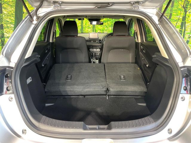 普段のお買い物や通勤、送迎等に十分な荷室スペースを確保しております。セカンドシートを倒すと、大きな荷物の積載も可能です♪
