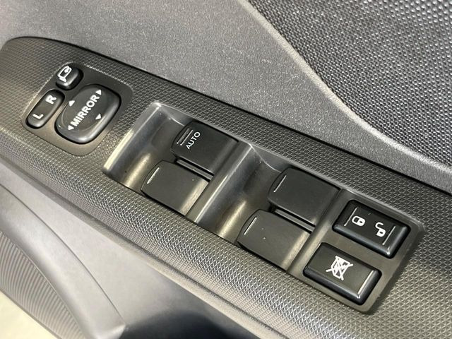 【電動格納ミラー】サイドミラーは電動格納式となっており、狭い駐車場でもキズがつくリスクを抑えられます。