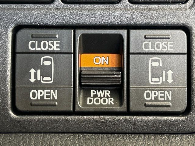 【両側パワースライドドア】スマートキーや運転席のスイッチで後席両側スライドドアの開閉が可能♪電動だから力を入れてドアを開ける必要が無く、小さなお子様でも簡単に開け閉めでき快適です♪