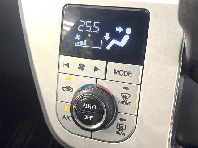 【オートエアコン】一度お好みの温度に設定すれば、車内の温度を検知し風量や温度を自動で調整。暑い&hellip;寒い&hellip;と何度もスイッチ操作をする必要はありません。快適な車内空間には必須の機能ですね♪