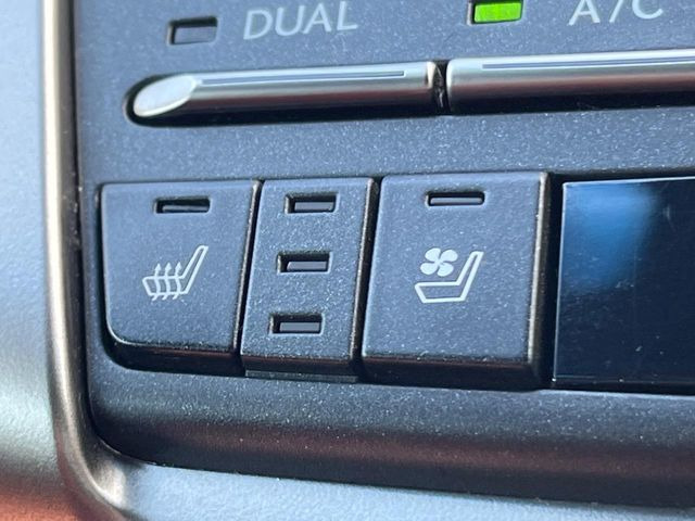 【シートヒーター&ベンチレーション】夏場は涼しい風でお尻や背中の熱やムレを防ぎ、冬はエアコンよりも早く温まってポカポカに!季節を問わず快適に過ごせます。