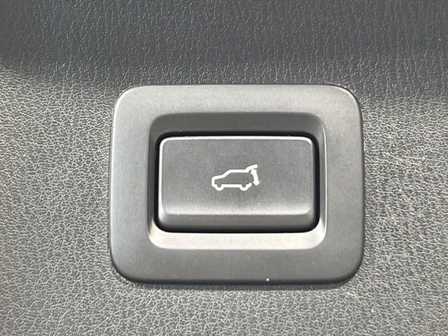 【パワーバックドア】スマートキーや運転席のボタンを押すだけでリアゲートが自動で開閉します!荷物を持っている時や、高い位置にあるバックドアを閉める際に便利な機能です♪