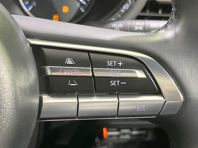 【マツダ・レーダークルーズコントロール】高速道路での長距離走行が楽に!自動で速度を保つクルーズコントロールが、衝突軽減システムと連携し、前方の車両を感知して車間を保つように速度調節してくれます!!